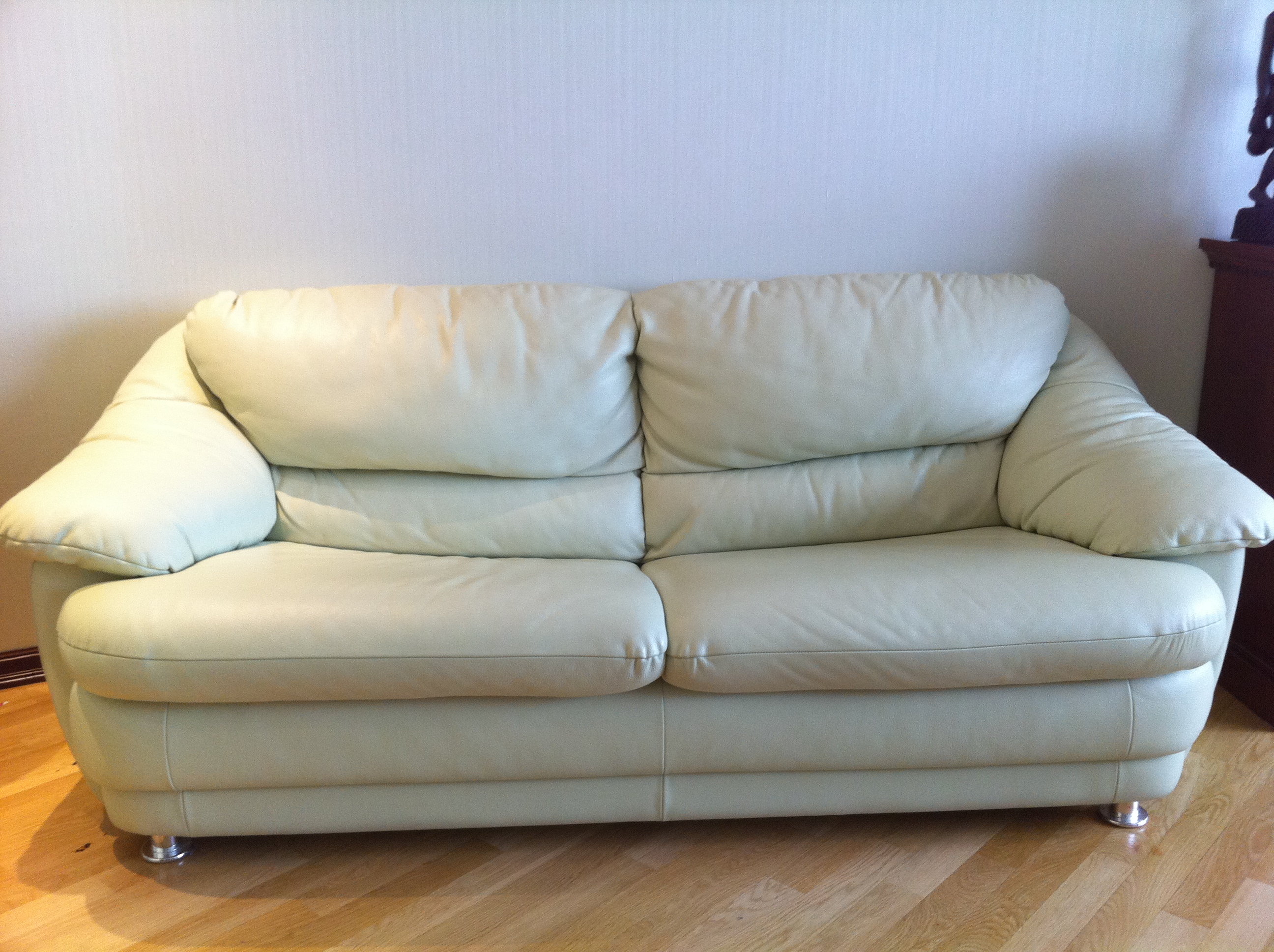 Мебель бу купить диваны. Маленький кожаный диван. Диван кожаный 1.5 метра. Подержанная мебель. Бэушные кожаные диваны.